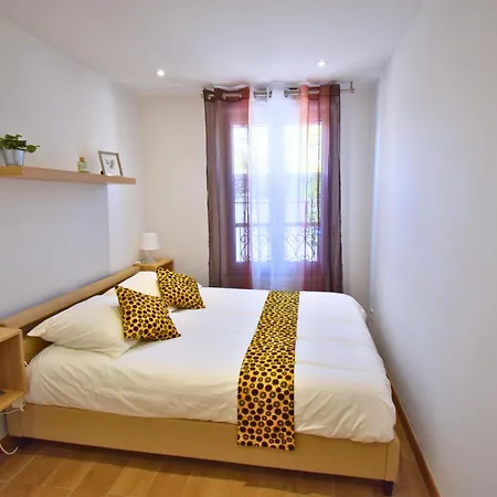 La Perle De Apartment Stains